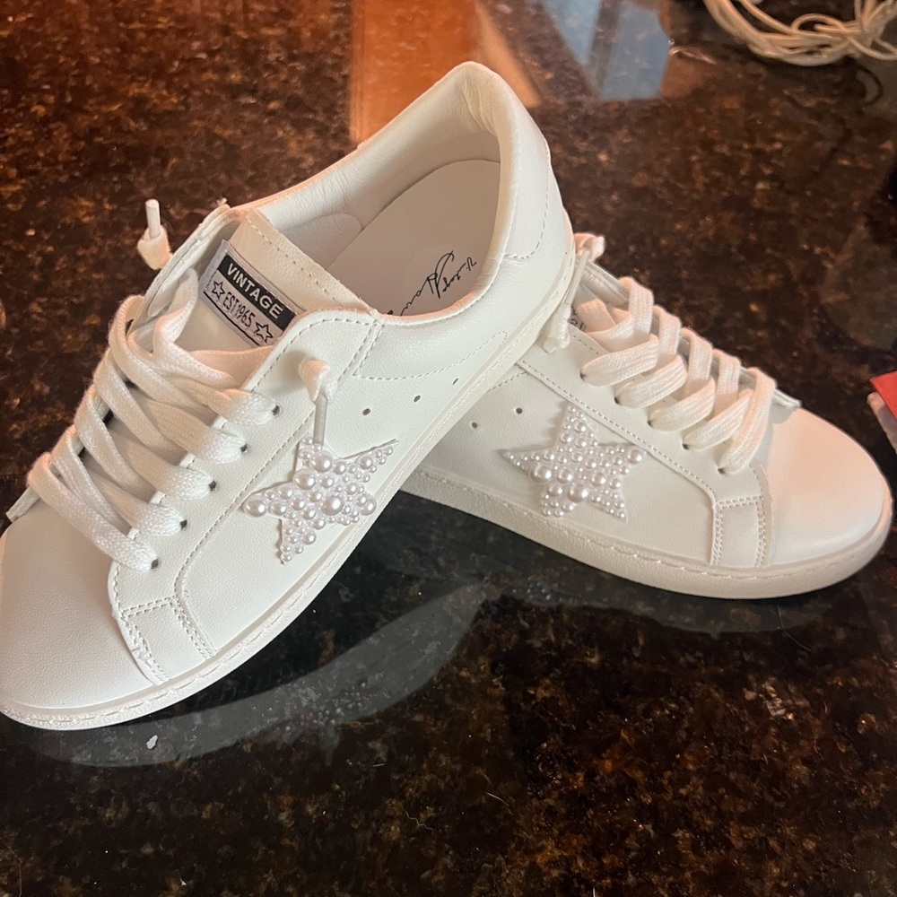 Vintage Pearl sneakers